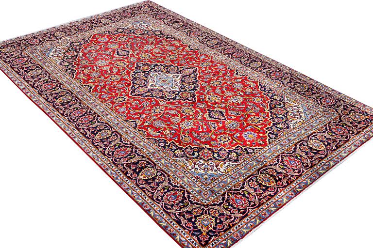 A Kashan carpet, c. 297 x 189 cm.