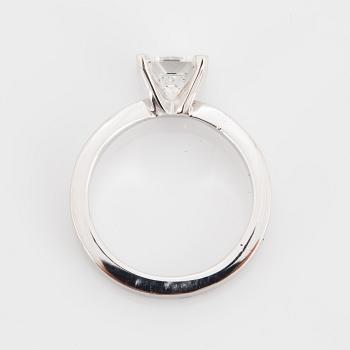 RING vitguld med princesslipad diamant 0.77 ct med certifikat.
