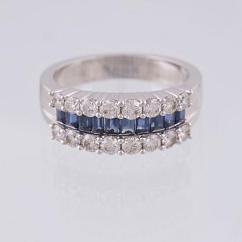 RING, 18K vitguld med 16 briljantslipade diamanter, 0.87 ct samt 10 baguetteslipade blå safirer, 0.81 ct. Vikt 7,9 gram.
