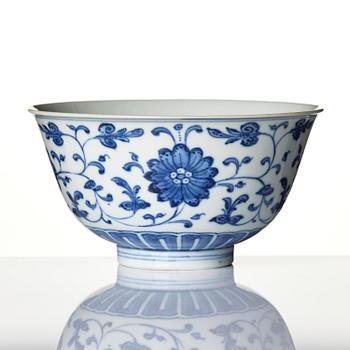 Skål, porslin. Qingdynastin, med Qianlongs märke och period (1736-95).