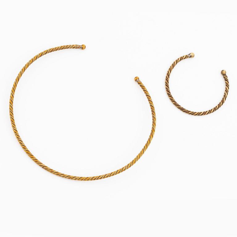Halscollier och armring, brons, kopia efter vikingasmycke.