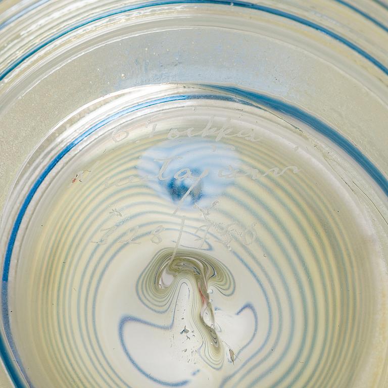 OIVA TOIKKA, An annual glass bird with its egg, year 2007, both signed O. Toikka Nuutajärvi, the egg numbered 328/750.