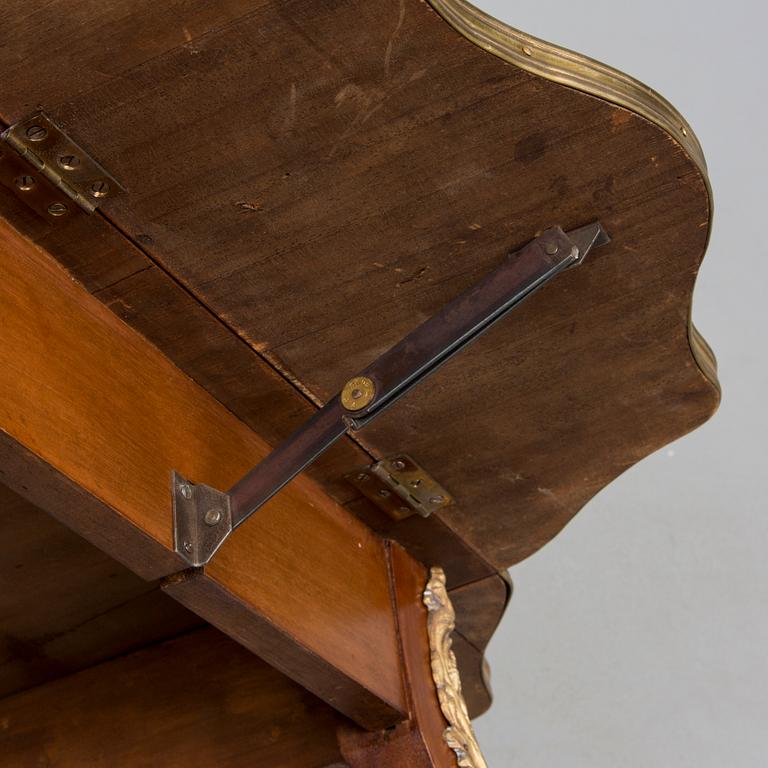 KLAFFBORD, rokokostil 1900-talets första hälft.
