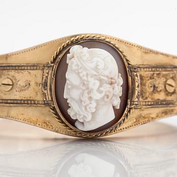 An 8K gold bracele with a cameo.