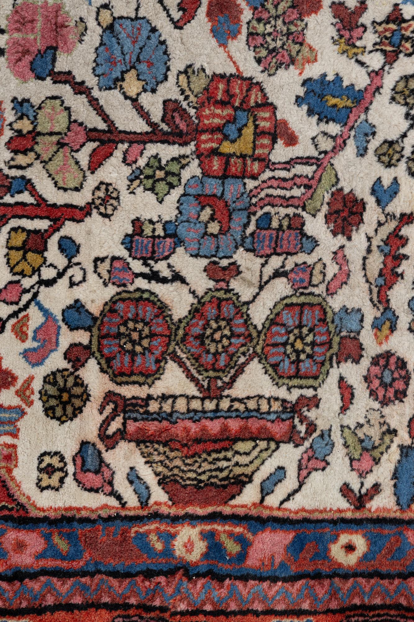 Matta, Hamadan, ca 275 x 205 cm.