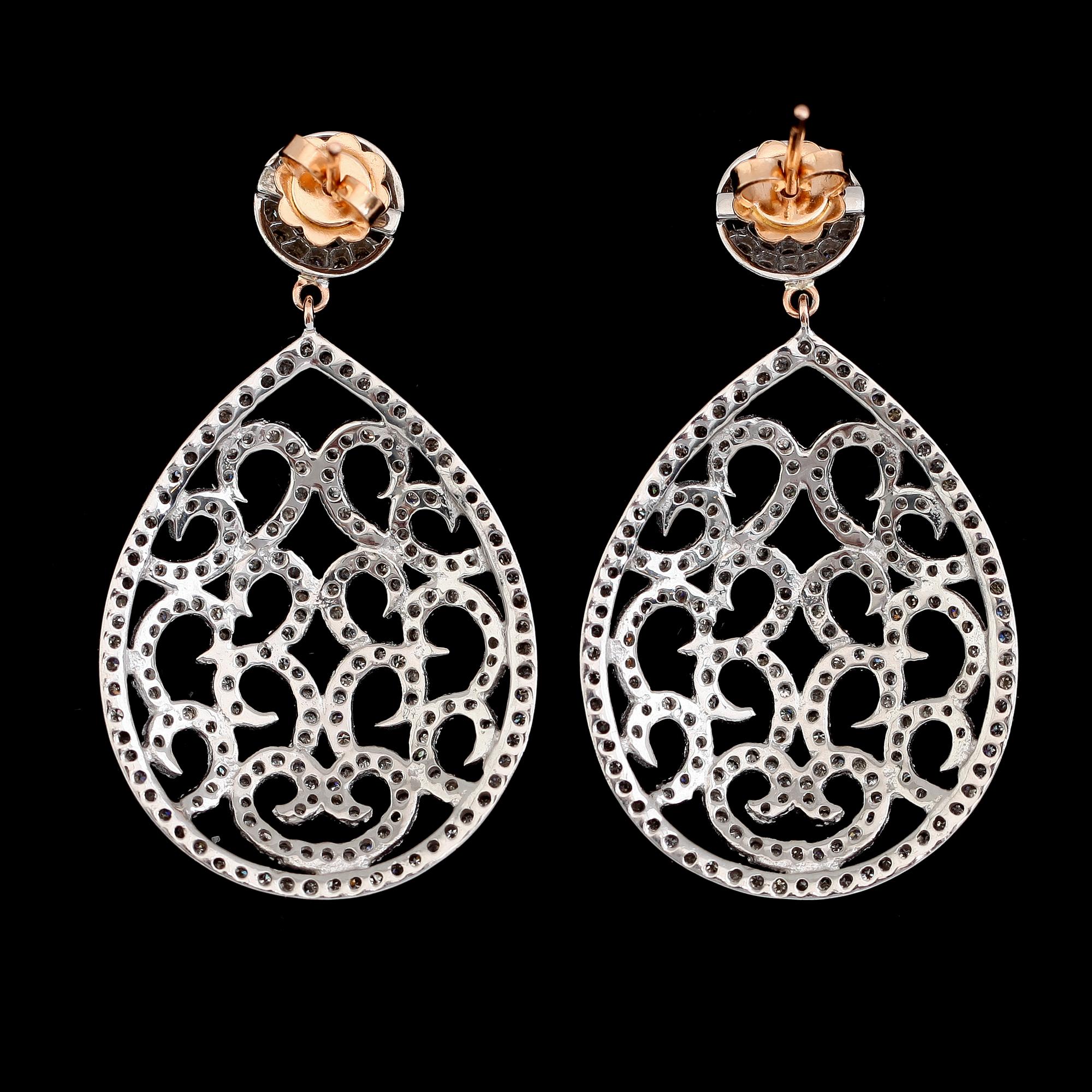ÖRHÄNGEN, 1 par, 18 k guld samt silver, briljantslipade diamanter tot 3.08 ct. Total vikt 11,4 g.