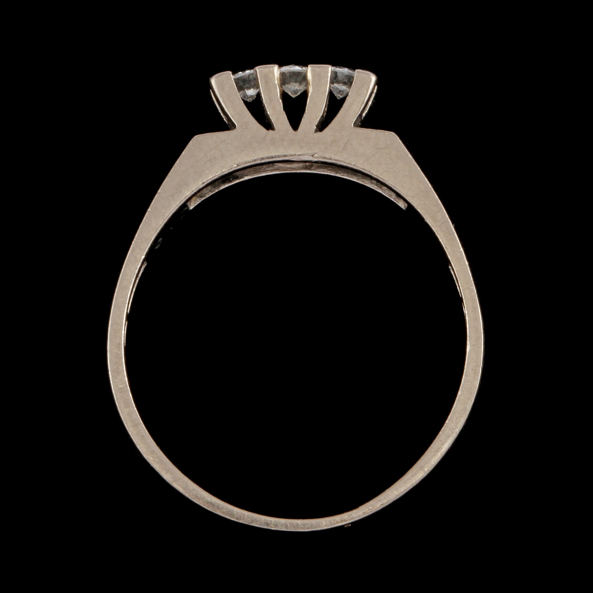 RING, 18k vitguld med 3 briljantslipade diamanter, 0.16 ct, Gustav Dahlgren & Co, Malmö. Vikt 3,8 g.