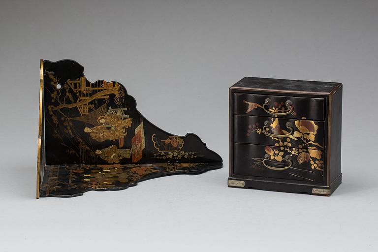 KONSOL samt MINIATYRBYRÅ, lackarbete, Kina. 1900-talets  första hälft.