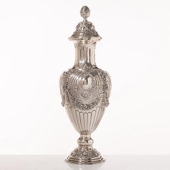 A silver lided vase, Louis XVI style, 20th century.