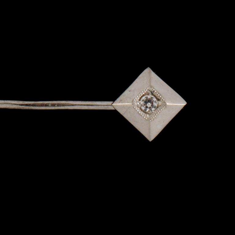 KRAVATTNÅL, 18k vitguld med åttkantslipad diamant, 0.015 ct, Per Dåvik, Alton, Falköping, 1960-tal. Vikt 0,5 g.