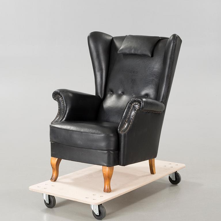 A mid 20th century lounge chair.