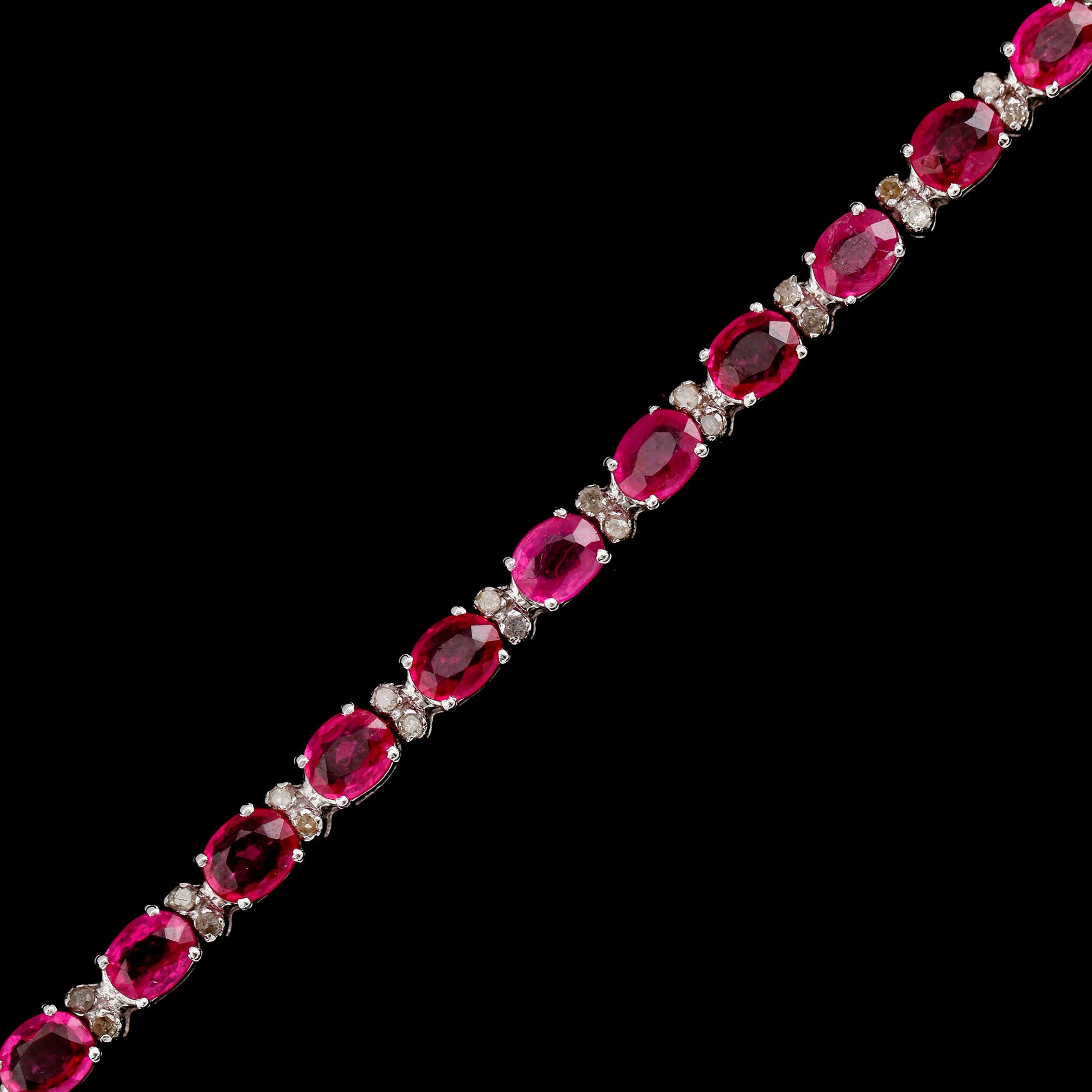 ARMBAND, 18 k vitguld, med 25 rubiner tot ca 12.00 ct, briljantslipade diamanter tot ca 0.50 ct.