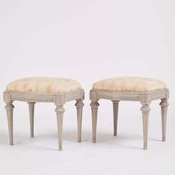Taburetter, ett par, av Johan Hammarström  (mästare i Stockholm 1794-1812). Sengustavianska.