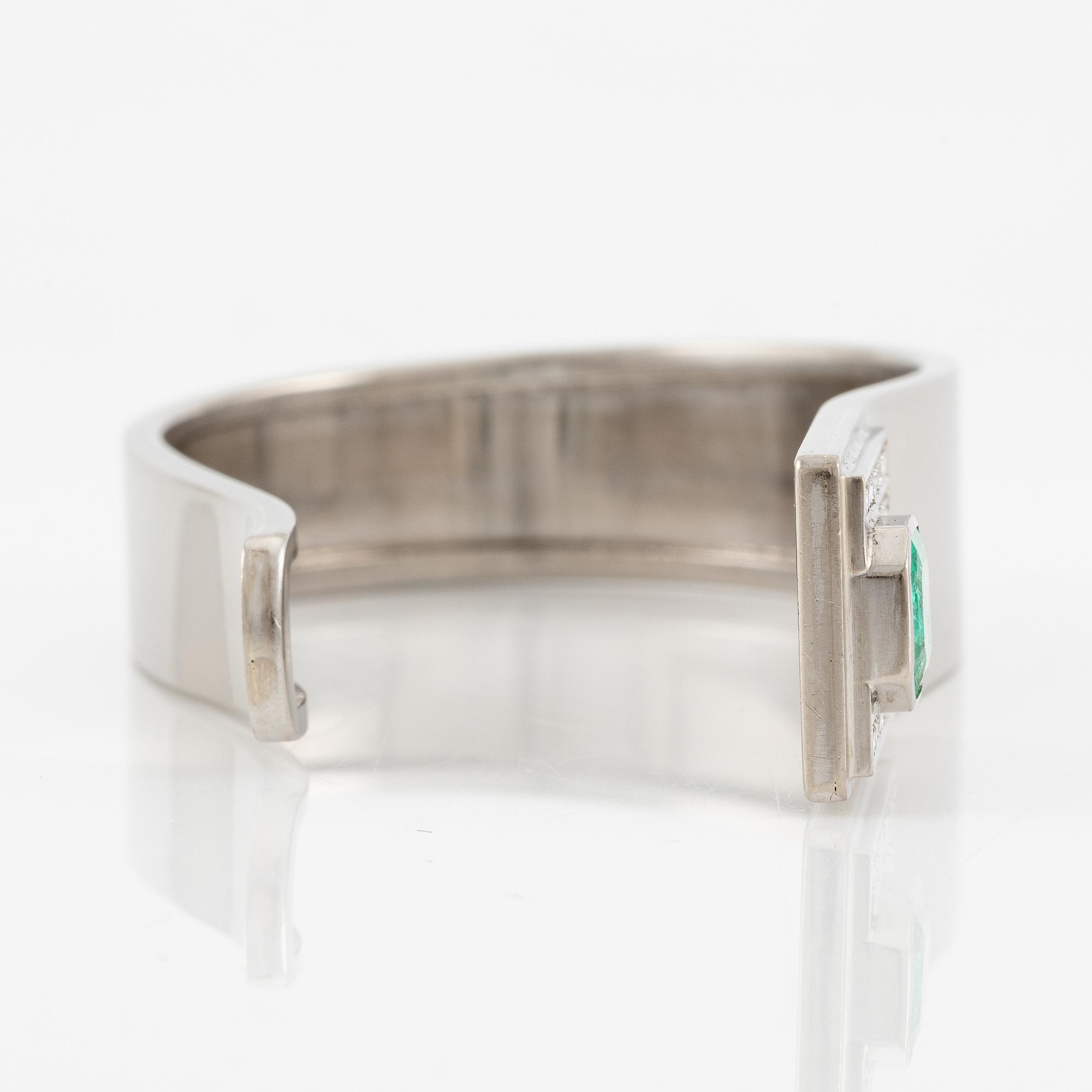A Sigurd Persson bracelet 18K white gold with a faceted emerald and round brilliant-cut diamonds, Stockholm 1974.