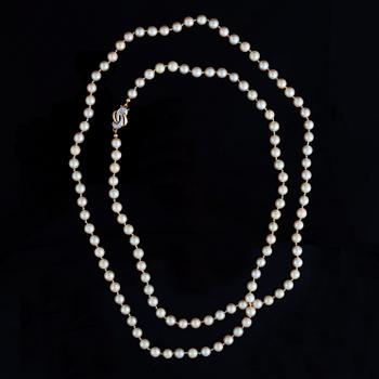 Cultured pearl necklace, clasp 18K gold with eight-cut diamonds.