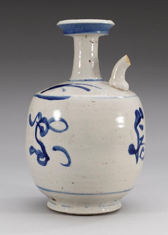 VINKANNA, porslin. Korea, Yi perioden, 17/1800-tal.