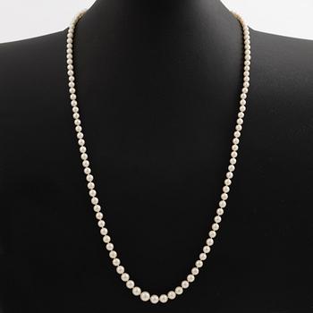 Necklace with graduated cultured pearls, with a clasp in 18K white gold set with an emerald.