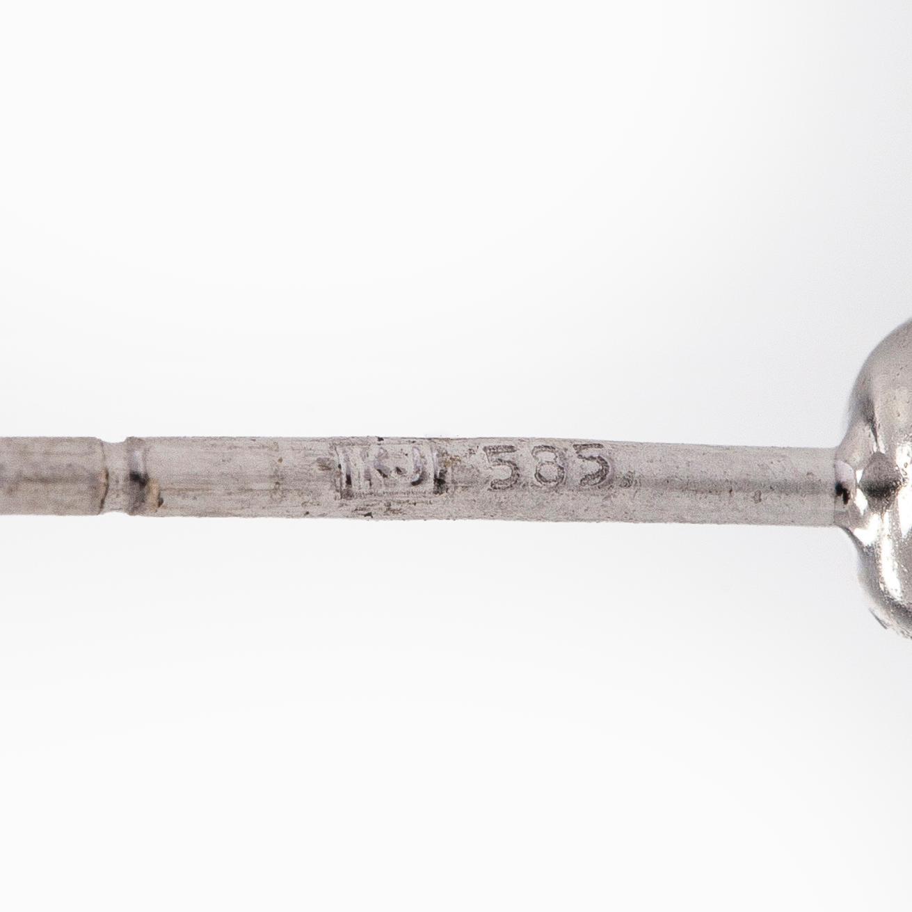 Korvakorut, 14K kultaa ja briljanttihiotut timantit.