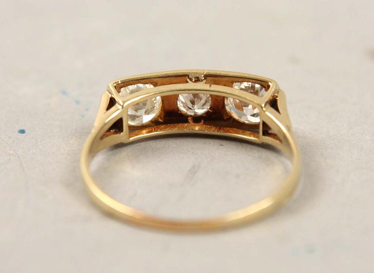 RING, 18 K guld med 3 gammalslipade briljanter.