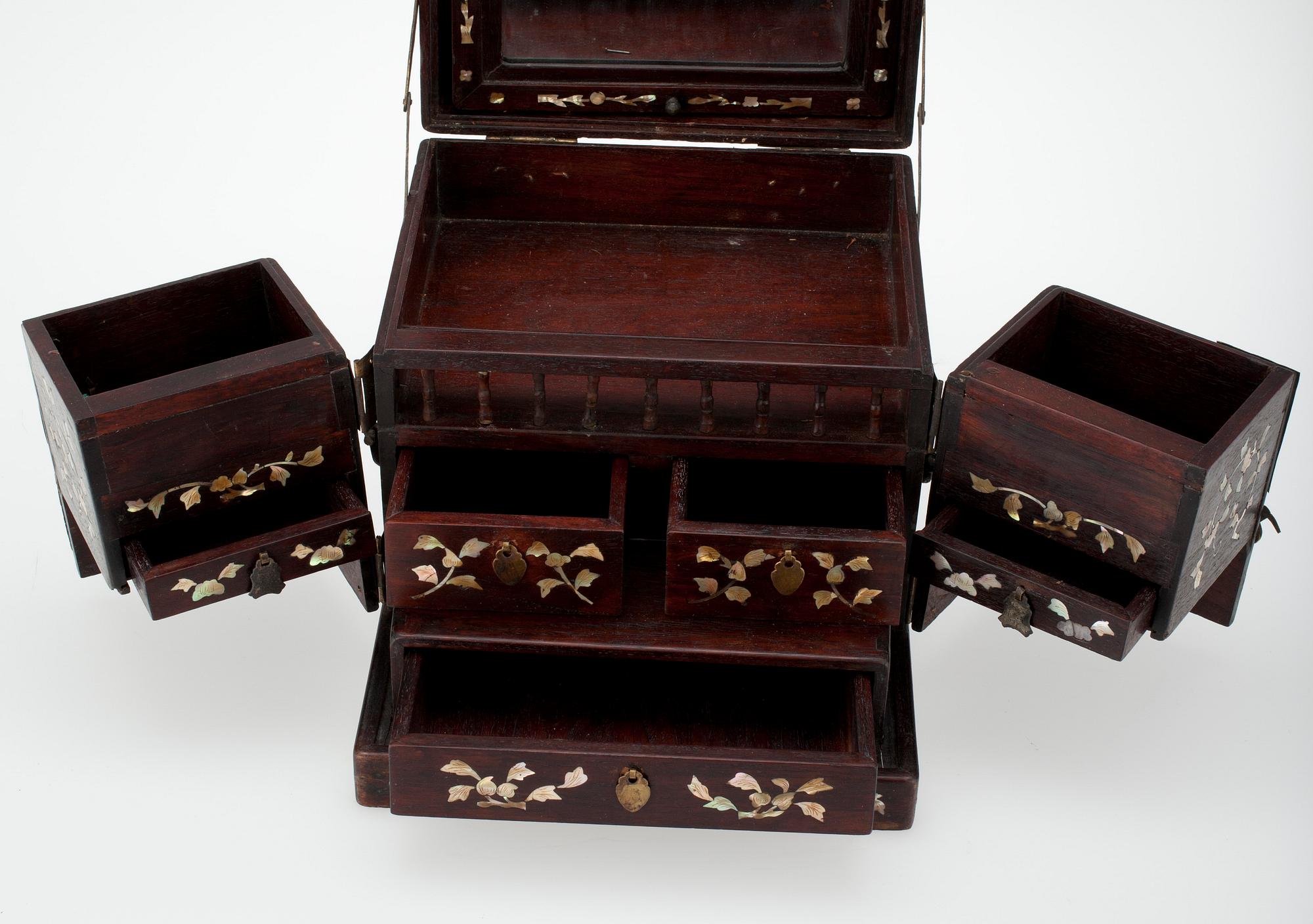 SKRIN, Kina, rosenträ med pärlemorinlägg, 1900-talets början.