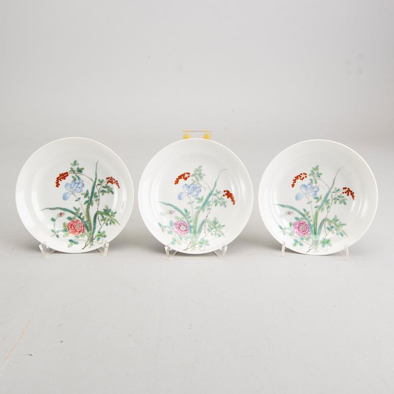 TALLRIKAR, 3 st, porslin, Kina, 1900-tal.