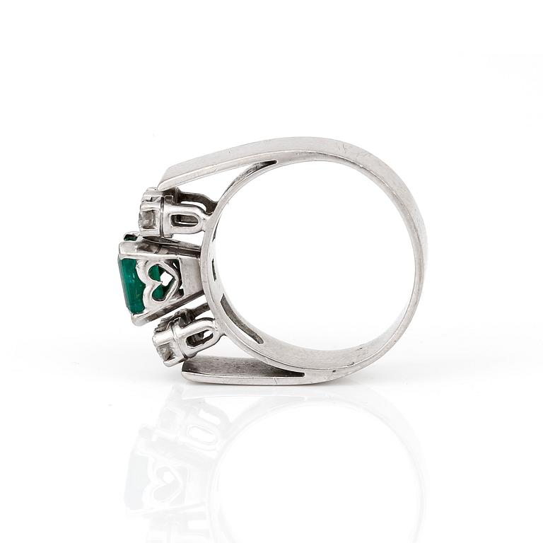 RING med smaragdslipad smaragd, ca 0,56 ct och briljantslipade diamanter, totalt ca 0,20 ct.