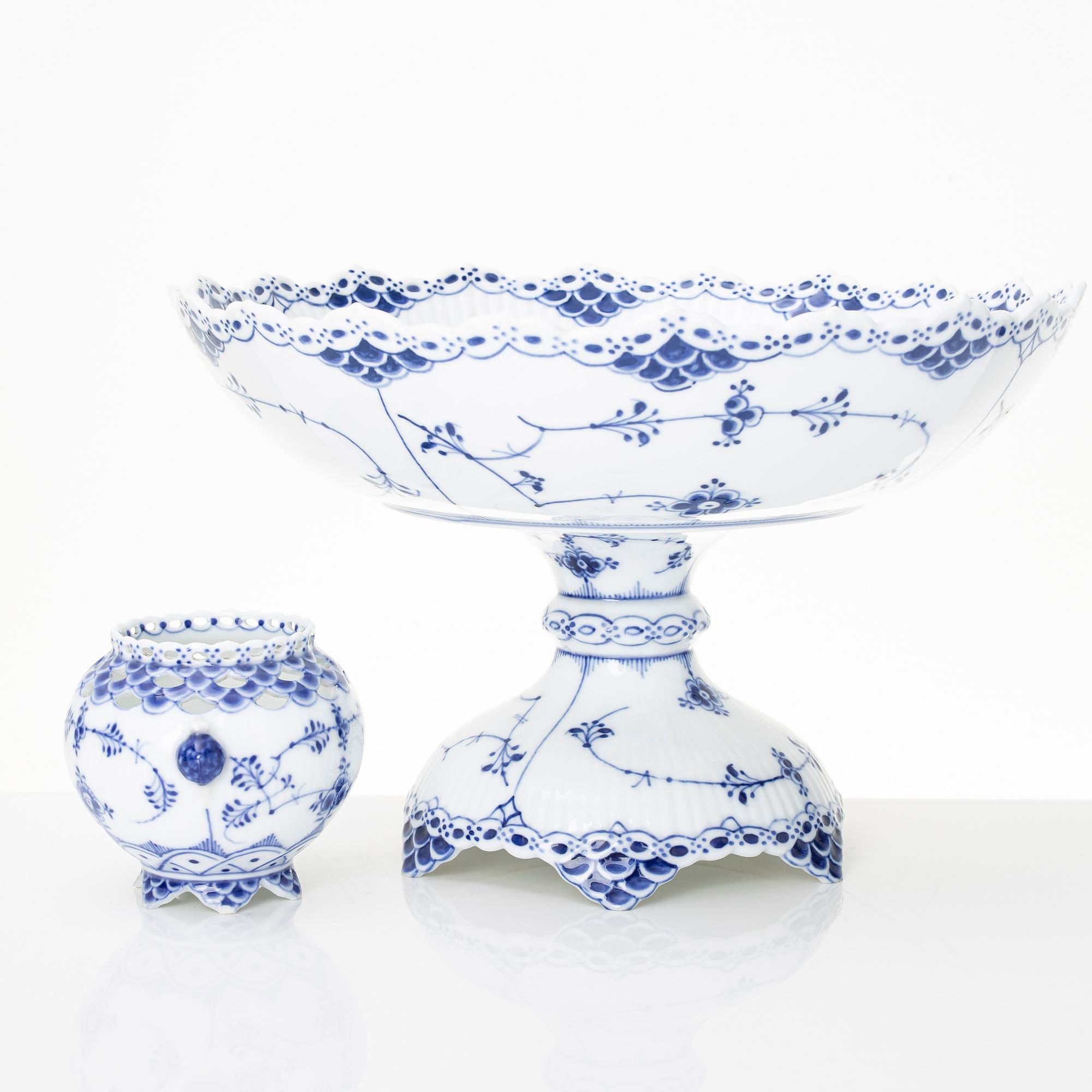 Royal Copenhagen, Skålfat på fot och vas, porslin, "Musselmalet halvblond" resp "Musselmalet helblond", modell 634 och 1043, 1889-1922.