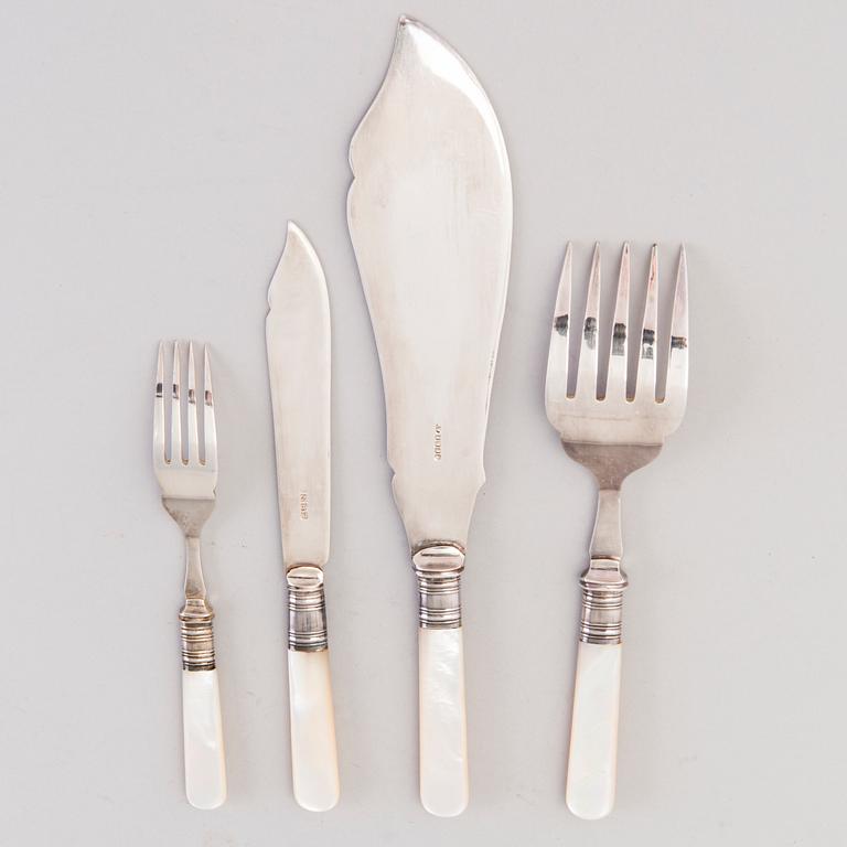 BESTICKUPPSÄTTNING, 26 delar, pärlemor och nysilver, 1900-talets första hälft.