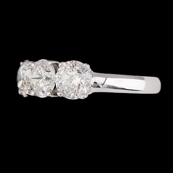 RING, 18K vitguld, briljantslipade diamanter tot ca 3.64 ct. Vikt ca 6 g.