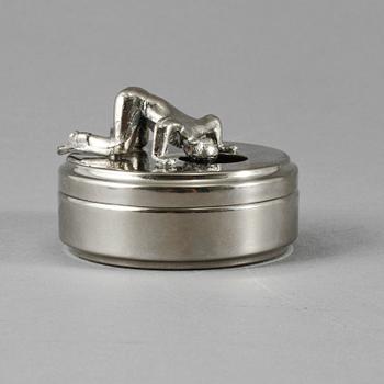 MANSCHETTKNAPPSASK, vitmetall, 1900-talets andra hälft.