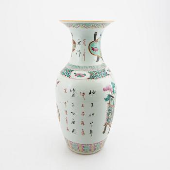 A Chinese porcelain vase 20th/21st century.