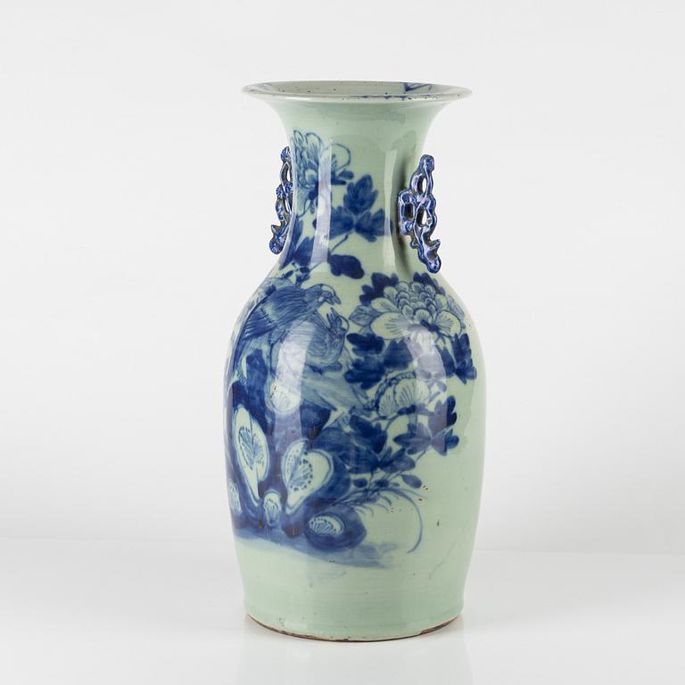 A Chinese vase, 19th/20th century.