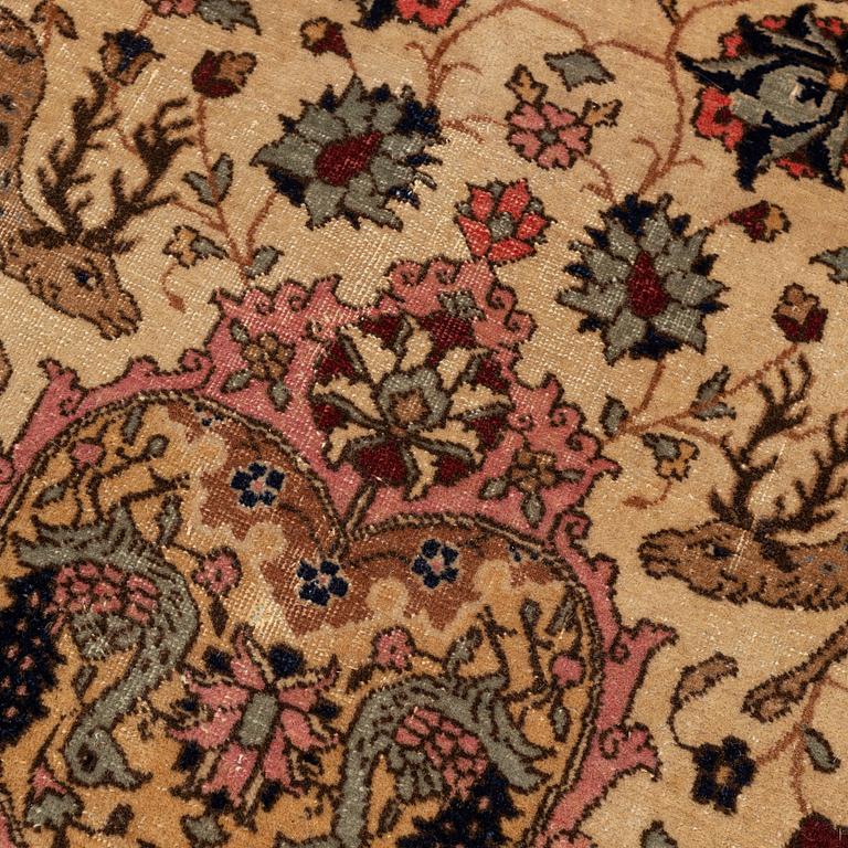 An antique Benlian Tabriz carpet, signed Jabarzade, ca 466 x 323 cm.