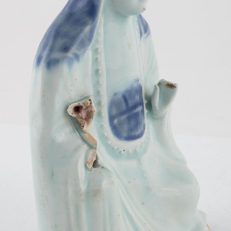 A Chinese figure of Guanyin, Qing dynasty, 18th Century.