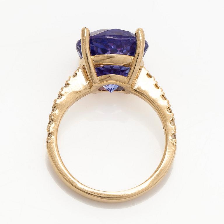 A 14K gold ring, with modified brilliant-cut tanzanite and diamonds. With GIA report.