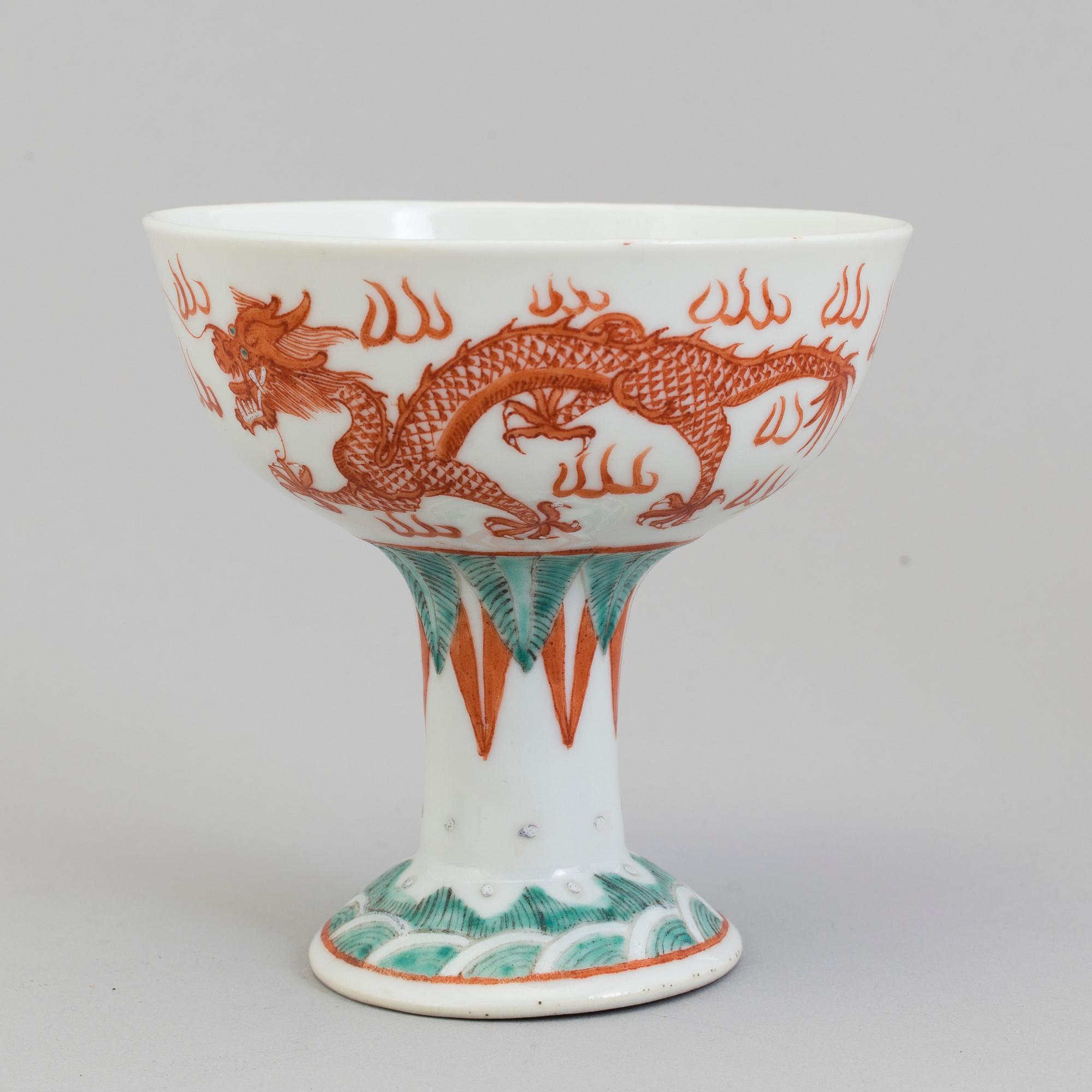 A large porcelain spoon and footed bowl, Qing dynasty, late 19th century.