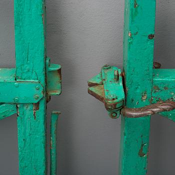 TRÄDGÅRDSGRINDAR, ett par, 1900-tal.