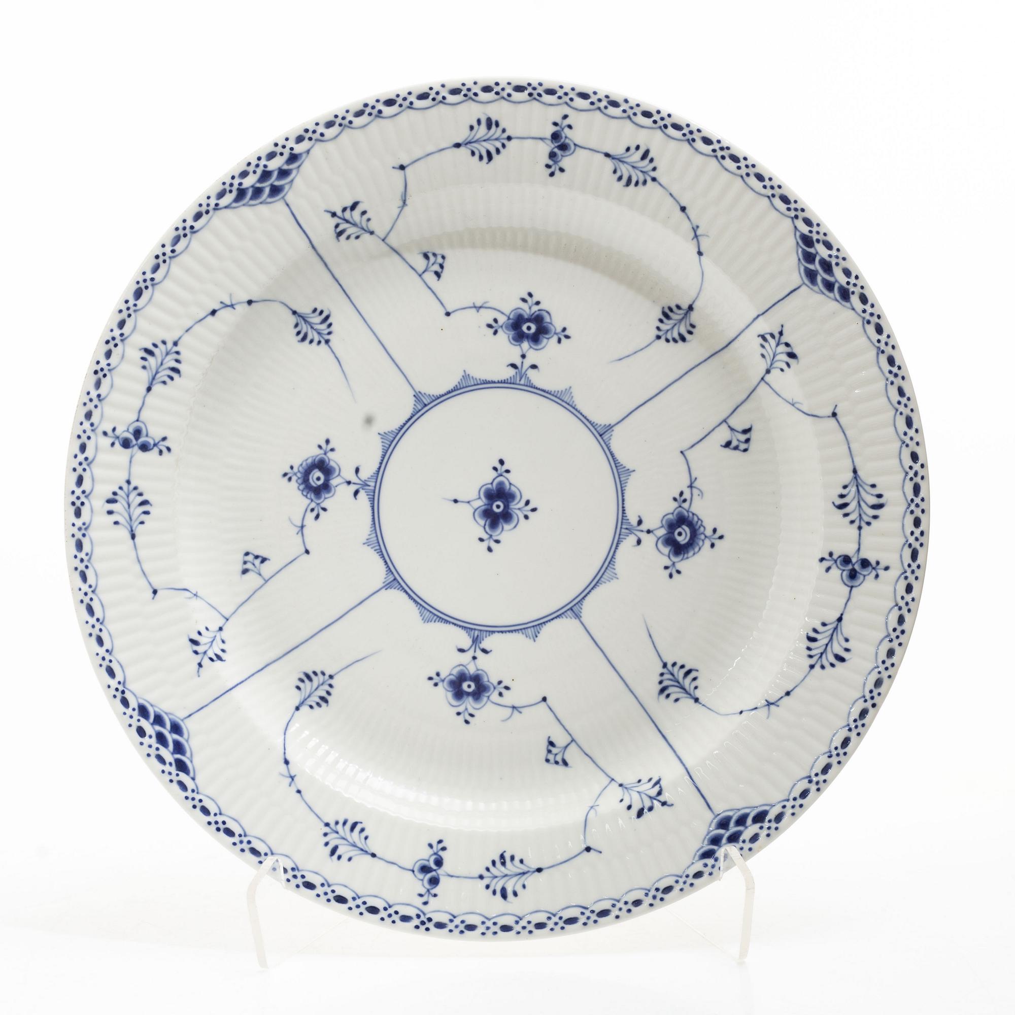 Royal Copenhagen, Two large "Blue fluted half and full lace" (Musselmalet halv- and helblond) porcelain serving dishes.