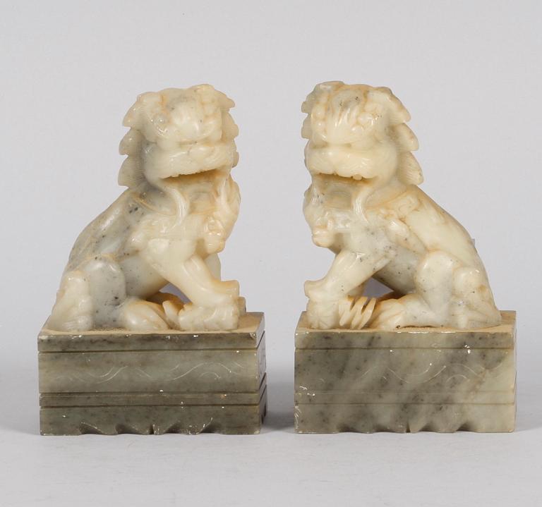 FIGURINER, ett par, soapstone, 1900-tal.