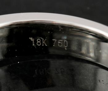 RING, 18k vitguld med briljant och baguettslipade diamanter, 1.09 ct. Vikt 5,2 g.