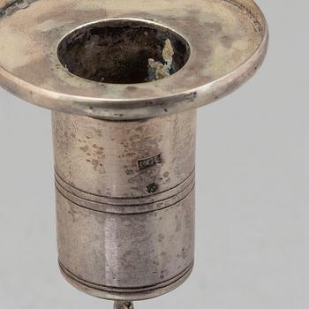 LJUSSTAKAR, ett par, silver och ebenholts, empire, Carl Gustaf Lundgren, Östersund (1867-69).