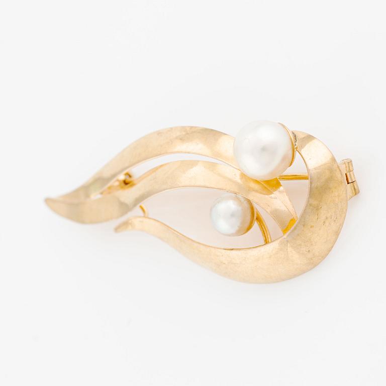 Brooch 18K gold with cultured pearls.