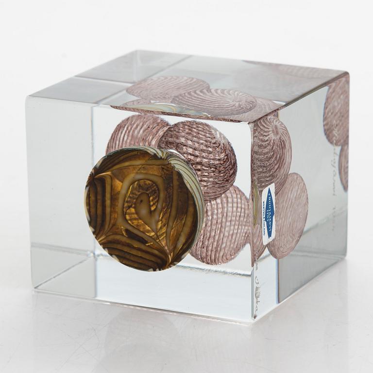 Oiva Toikka, An annual cube, signed Oiva Toikka Nuutajärvi 1984 and numbered 188/2000.