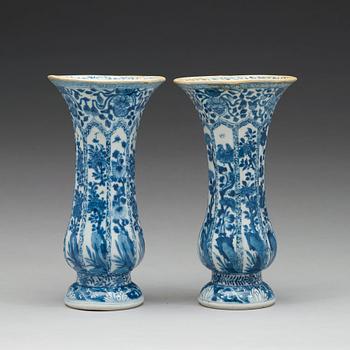 A pair of blue and white vases, Qing dynasty, Kangxi (1662-1722).