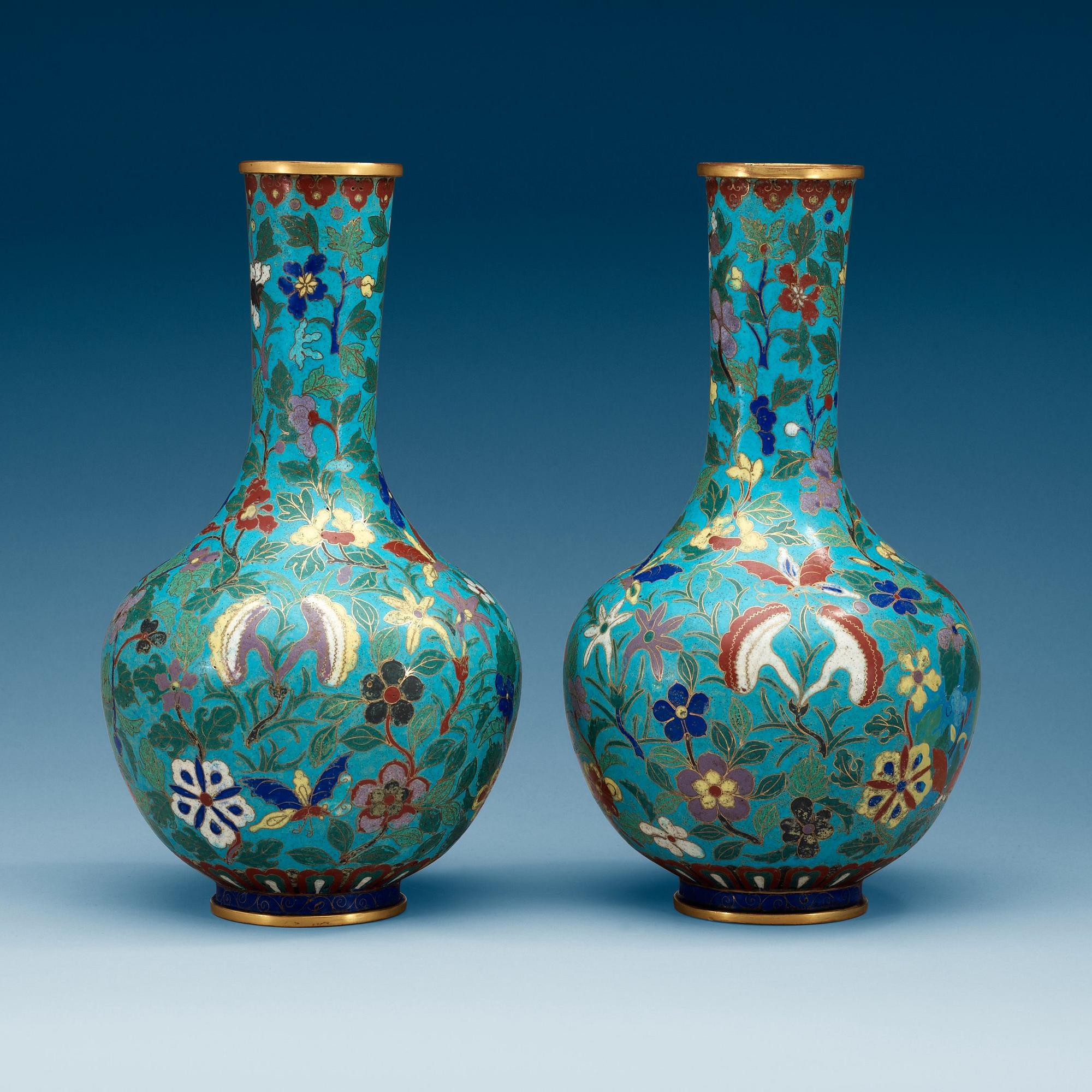 A pair of cloisonné vases, Qing dynasty.