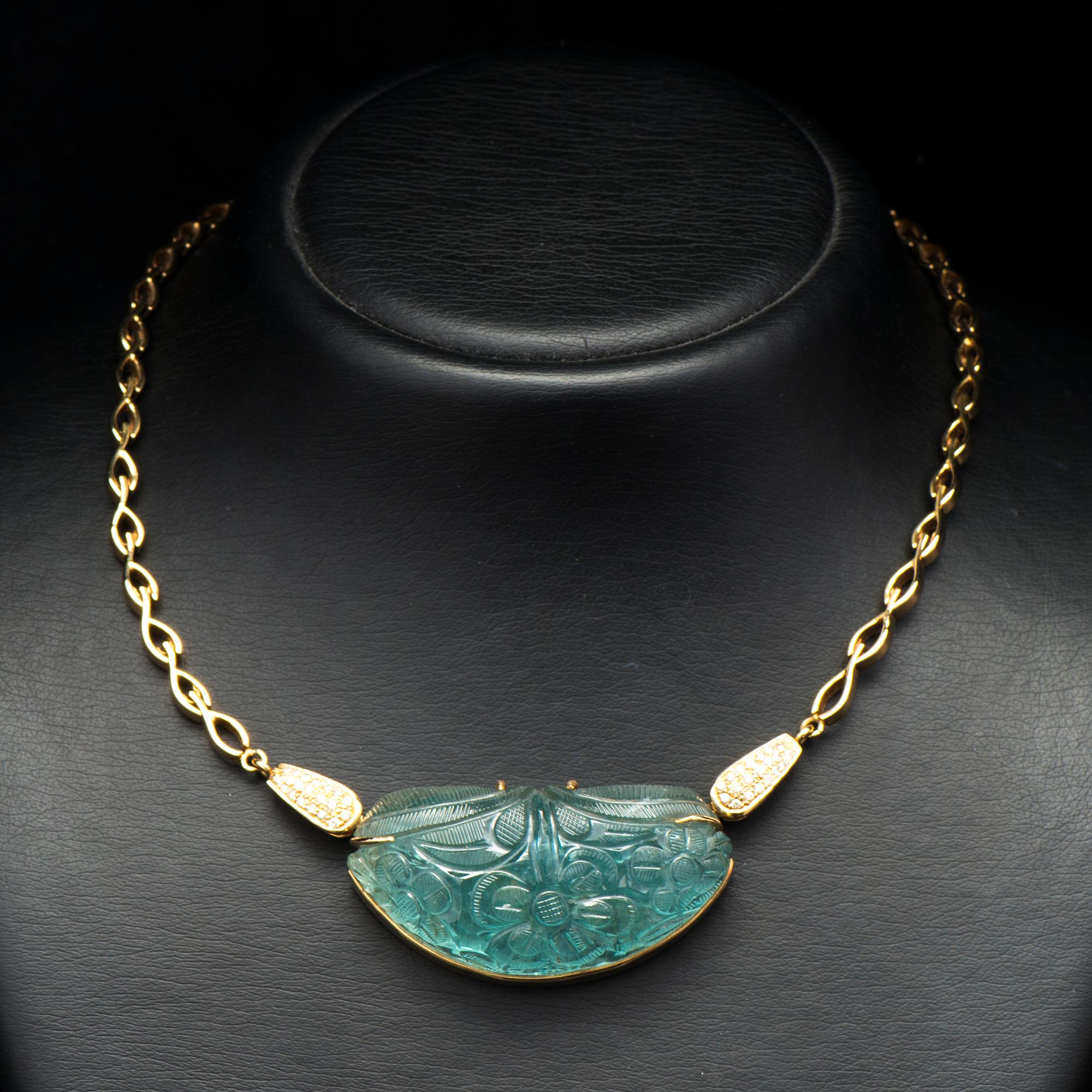 COLLIER, graverad akvamarin, briljantslipade diamanter, 18K guld.