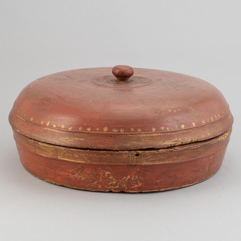 A red lacquered wooden box with cover, 20th century.