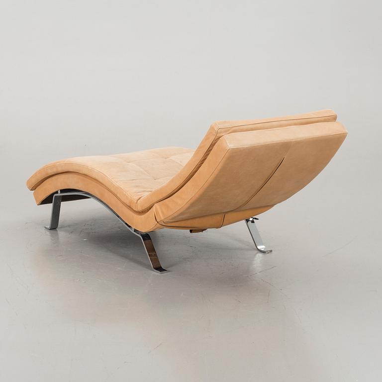 LIGGFÅTÖLJ, skinn, 2000-tal.