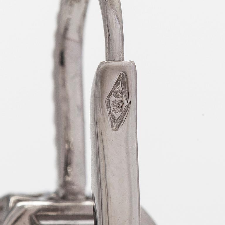 Korvakorut, 18K valkokultaa ja briljantti- ja baguettehiottuja timantteja.