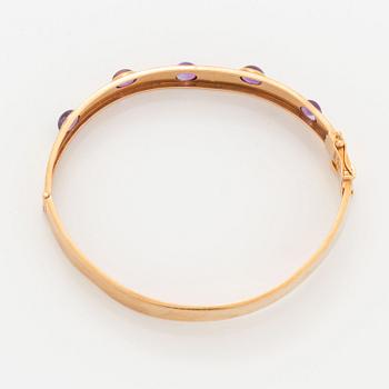 Armring 18K guld med cabochonslipade ametister.